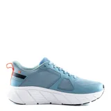 Championes de running Umbro Bram color celeste, con suela blanca alta de amortiguación, detalles en negro y tirador trasero en color naranja.