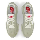 Championes New Balance modelo 327, color verde claro con logo "N" blanco, confeccionados en gamuza y nylon, con suela de goma.