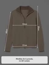Campera de tejido de punto en color beige, con cierre frontal completo, cuello alto y mangas largas con puños acanalados.