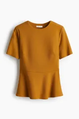 Top en punto de crepé color mostaza, con escote redondo, manga corta, pinzas en el busto y diseño con peplum.