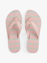 Ojotas de mujer con plataforma tipo cuña, base rosa con rayas verticales grises y entresuela blanca con borde dentado. Las tiras son de textil trenzado rosa con detalles brillantes.