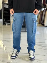 Pantalón de jean cargo color azul, con bolsillos laterales con solapa en los muslos, corte recto y holgado.