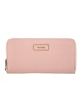 Monedero color beige de charol con cierre metálico y logo de la marca Terrano en el frente.