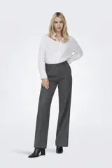 Pantalón sastrero de corte wide leg y tiro alto, confeccionado en tejido de twill con acabado estructurado. Presenta cierre frontal con gancho y cremallera, además de pasacintos en la cintura.