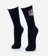 Medias de caña larga color azul marino, confeccionadas en tejido de algodón acanalado. Presentan el escudo de la NFL bordado en la parte superior de la caña.