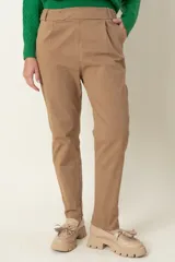 Pantalón de corte recto y tiro alto, color fucsia, con cintura elástica en la parte posterior, bolsillos laterales y cierre frontal.