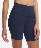 Bermuda deportiva de tiro alto con cintura ancha, confeccionada en tejido de poliamida y elastano. Diseño liso y ajustado, ideal para actividades físicas.