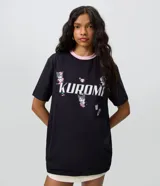 Remera de algodón negra con cuello redondo rosado en contraste y mangas cortas. Presenta un diseño estampado en el frente con la leyenda 'Kuromi' e ilustraciones del personaje en estilo skater.