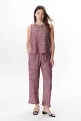 Top sin mangas de corte recto y holgado, confeccionado en tejido de lino con textura jaspeada en tono azul. Presenta cuello redondo y un diseño minimalista ideal para climas cálidos.