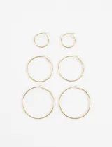 Set de aros dorados de diferentes tamaños.