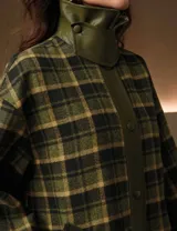 Tapado largo de corte relajado con estampado cuadrillé en tonos verdes y negros. Presenta detalles en efecto cuero en el cuello y la solapa frontal, cierre con botones ocultos y forro interior.