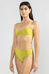 Conjunto de bikini color verde pistacho, con corpiño de corte triangular y bombacha de tiro alto.