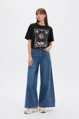 Remera negra de algodón, con cuello redondo, mangas cortas y corte holgado. Cuenta con un estampado frontal de diseño místico con un sol, luna y flores.