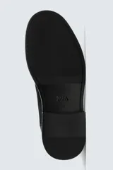 Bota estilo Chelsea de hombre, fabricada en piel con acabado de serraje. Presenta elásticos laterales, horma redonda y suela con ligero tacón.