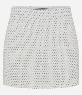 Mini short pollera de bengalina con estampado de lunares, diseño ajustado con cintura estructurada.