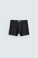 Pack de tres bóxers de hombre en colores gris melange, negro y marrón oscuro, confeccionados en tejido elástico con acabado aterciopelado y cintura elástica.