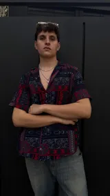 Camisa manga corta con estampado de cachemir en tonos azul, rojo y blanco.