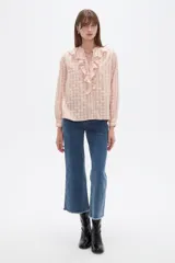 Blusa de viscosa con estampado de cuadros y pequeños puntos, diseño holgado, cuello a la base con volados frontales, cierre de botones y mangas largas con puños.