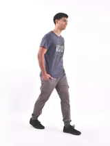 Remera blanca de corte slim fit con estampado frontal de líneas horizontales negras que forman la palabra 'Trust' y la frase 'In Yourself'.