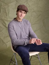 Sweater de cuello redondo, confeccionado en una mezcla de algodón y cashmere, de diseño clásico y calce regular.