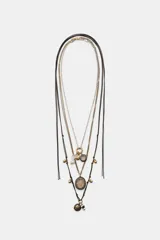Pack de tres collares de estilo bohemio. Incluye un collar de cordón oscuro con nudos y dijes metálicos, un collar de eslabones metálicos con dijes variados y piedra de resina, y un collar doble de cadenas metálicas con dije de piedra engarzada en resina.