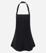 Vestido corto negro de crepé, sin mangas, con escote halter neck y recorte en el busto. La falda es ligeramente evasé y tiene cierre posterior con cremallera invisible.