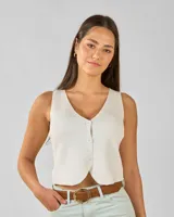 Chaleco de punto color crema con escote en V y cierre frontal con tres botones.