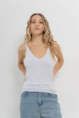 Top de breteles finos confeccionado en tejido de punto con lúrex, de escote en V y calce ajustado.