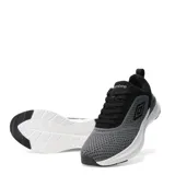 Championes deportivos Umbro modelo Lyro, con diseño de malla transpirable en tonos negro y gris. Presentan el logo de la marca en el lateral, cierre con cordones y una suela blanca con amortiguación.