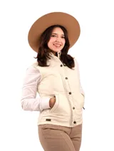 Chaleco capitoneado color rosa claro, con cuello alto, cierre frontal con botones a presión y logo bordado en el pecho.