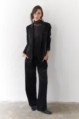 Pantalón de terciopelo negro de corte palazzo.