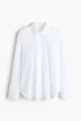Camisa de manga larga de mezcla de algodón, color blanco, con cuello clásico, cierre frontal de botones, canesú en la espalda, puños sencillos y bajo redondeado.