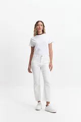 Jean de corte recto y tiro medio, con diseño clásico de cinco bolsillos y ruedo desflecado. Confeccionado en denim de algodón, ofrece un ajuste cómodo y atemporal.