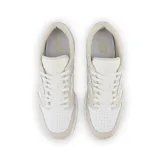 Championes urbanos New Balance modelo BB 480 LBA, color beige y blanco, con logo "N" característico en los laterales y suela de goma.
