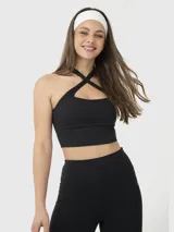 Top deportivo negro con diseño de cuello halter y tirantes cruzados en la parte frontal. Cuenta con sujetador integrado y almohadillas removibles, ofreciendo soporte medio.
