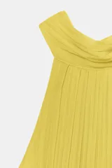 Vestido midi amarillo con diseño plisado, cuello halter y cintura elástica.