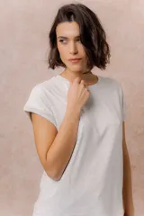 Remera básica color celeste, de corte relajado, cuello redondo y mangas cortas con hombro caído y dobladillo.