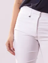 Pantalón negro de gabardina elastizada marca Tahari, corte slim, con pretina con pasadores, cierre y broche interno. Delantera y trasera con bolsillos.