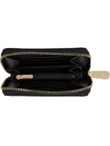 Billetera mediana Tommy Hilfiger color negro, con cierre de cremallera, tres compartimentos principales, múltiples ranuras interiores para tarjetas, bolsillo interior con cremallera e insignia del monograma TH en la parte delantera.