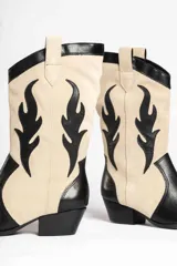 Bota estilo texana de gamuza color marrón, con diseño de apliques en forma de llamas en color crema y taco de madera.