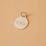 Dije de medalla circular lisa en plata 925, diseñada para personalización mediante grabado.