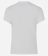 Remera baby tee de algodón color blanco, con cuello redondo, manga corta y un gran estampado frontal de una flor de lirio en tonos rosados con aplicaciones de pedrería.