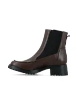 Bota de cuero color marrón oscuro, tipo chelsea, con paneles laterales elásticos negros, costuras en la puntera y suela track con taco ancho y estriado.
