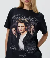 Remera de algodón negra con cuello redondo y manga corta, con estampa fotográfica frontal de Edward Cullen de la saga Crepúsculo y detalles de lettering.
