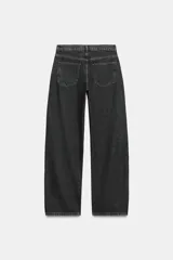 Jeans de tiro medio confeccionados en denim con efecto lavado, diseño de pernera curva y corte recto. Cuenta con cinco bolsillos, trabillas en la cintura y cierre frontal con cremallera y botón metálico.