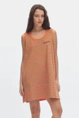 Vestido playero corto de corte musculosa, confeccionado en algodón con diseño de rayas horizontales naranjas y celestes, y detalle de bordado con la palabra 'Pastiche' en el pecho.