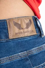Pantalón de jean azul oscuro, de tiro alto y corte ajustado.
