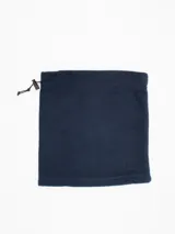 Cuello polar azul marino con cordón ajustable en la parte superior.