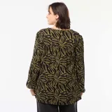 Blusa de manga larga con estampado abstracto en tonos verde y negro, escote en V y corte holgado.