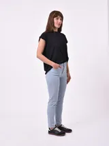 Jean de mujer, modelo Cadiz, tiro alto, corte skinny, color azul oscuro desgastado.